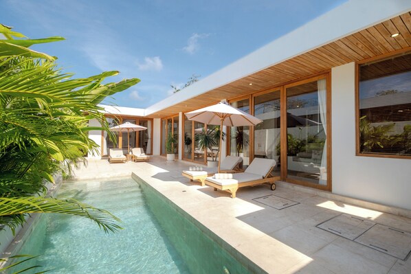 Outdoor pool, pool loungers - Villa Poppy 2 Bedrooms - Bingin (Pecatu)