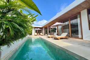 Outdoor pool, pool loungers - Villa Poppy 2 Bedrooms - Bingin (Pecatu)