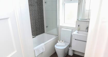 Hassocks Hideaway With Parking Garden