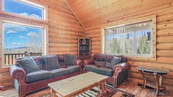 Smart-tv, eldstad, bordsfotboll och böcker