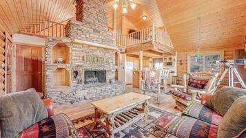 TV connectée, cheminée, baby-foot, livres