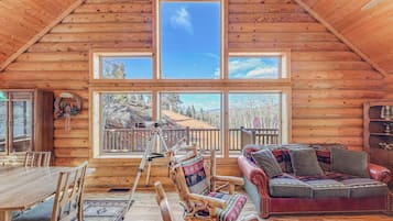 TV connectée, cheminée, baby-foot, livres