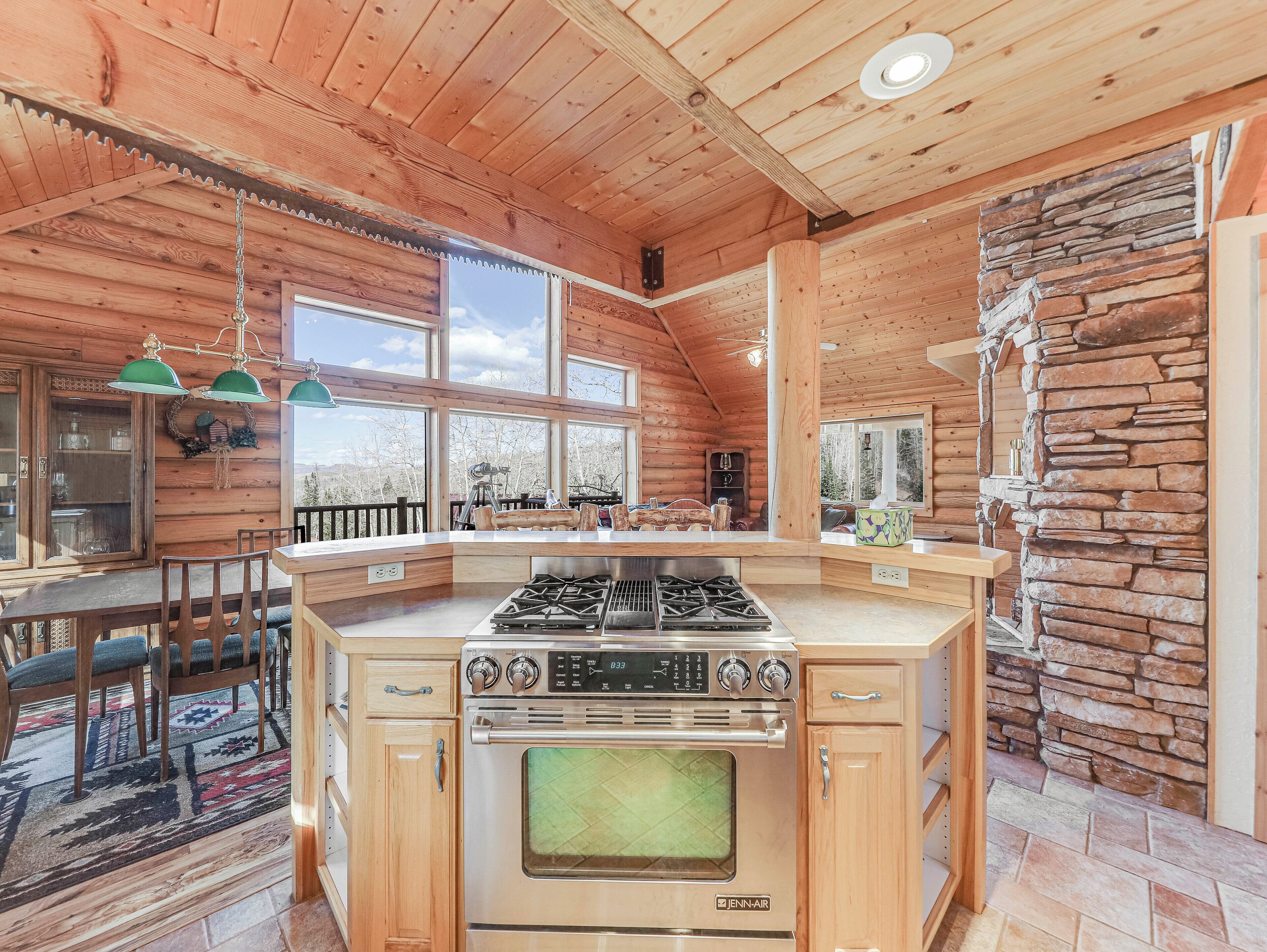 Kylskåp, mikrovågsugn, ugn och spishäll