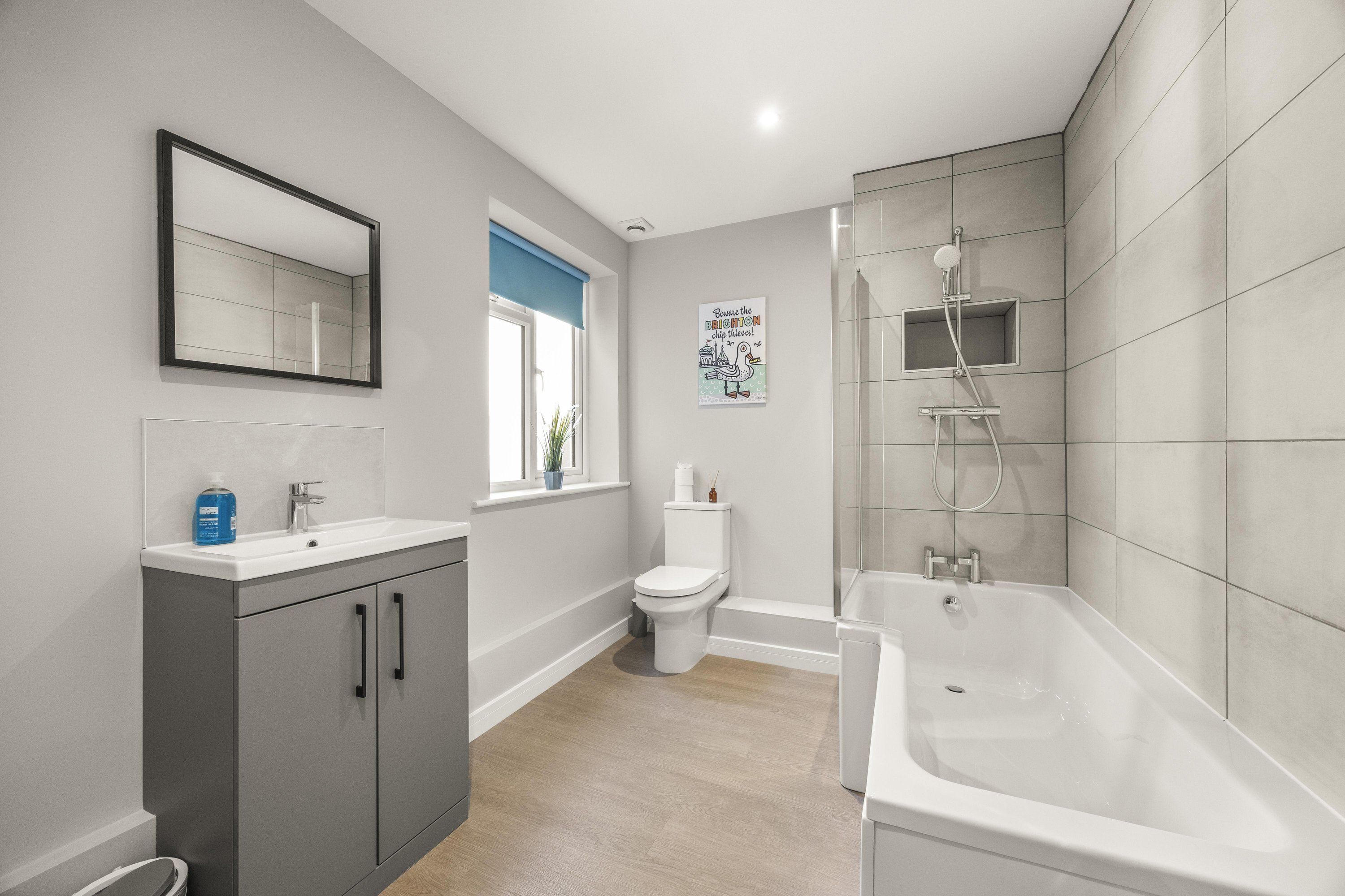 Ein modernes Badezimmer mit Toilette, Waschbecken und Badewanne.