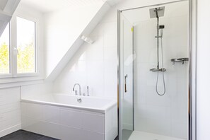 Regadera, secadora de cabello, toallas 