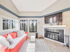 Smart TV, table football, ping pong - Pet Friendly Corner loft condo with Hot Tub in Timberbrook, Brian Head! (Brian Head)