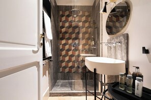 Shower, hair dryer, bidet, towels - Casa Madama, a Burghesius home (Roma)