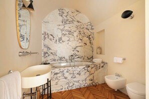 Shower, hair dryer, bidet, towels - Casa Madama, a Burghesius home (Roma)