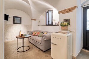 Honeymoon Apartment, Multiple Bedrooms (Boutique Apartment I Cavalieri) | Living area | 21-inch flat-screen TV with cable channels - Boutique Apartment I Cavalieri (Ventimiglia)