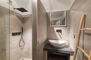 Departamento de luna de miel, varias habitaciones (Boutique Apartment I Cavalieri) | Baño | Regadera, toallas, jabón, shampoo 