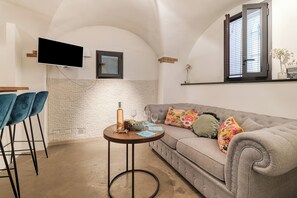 Departamento de luna de miel, varias habitaciones (Boutique Apartment I Cavalieri) | Área de sala de estar | Televisión de pantalla plana de 21 pulgadas con canales por cable 