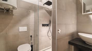 Appartamento luna di miele, camere multiple (Boutique Apartment I Cavalieri) | Bagno | Doccia, asciugamani, sapone, shampoo