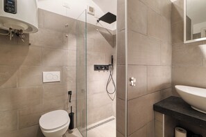 Honeymoon Apartment, Multiple Bedrooms (Boutique Apartment I Cavalieri) | Bathroom | Shower, towels, soap, shampoo