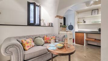 Honeymoon-Apartment, Mehrere Schlafzimmer (Boutique Apartment I Cavalieri) | Wohnbereich | 21-Zoll-Flachbildfernseher mit Kabelempfang
