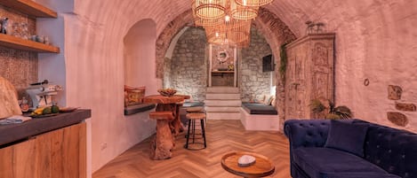 Appartement Lune de Miel, 1 chambre (Boutique Apartment Bucanieri Luxury) | Salle de séjour | TV connectée de 21 pouces avec chaßnes par cùble