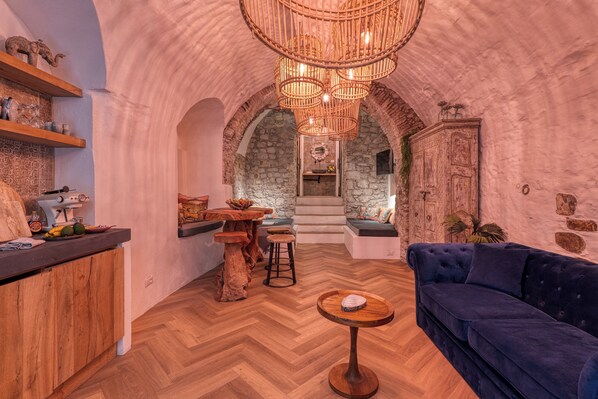 Honeymoon-Apartment, 1 Schlafzimmer (Boutique Apartment Bucanieri Luxury) | Wohnzimmer | 21-Zoll-Smart-TV mit Kabelempfang