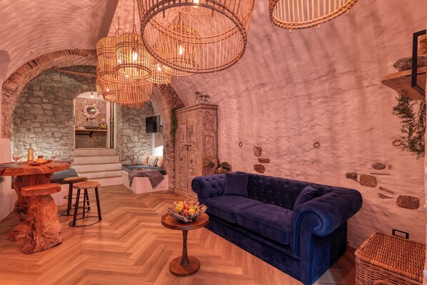 Honeymoon appartement, meerdere slaapkamers (Boutique Apartment Bucanieri Luxury) | Woonruimte | Een 21-inch smart-tv met kabelzenders