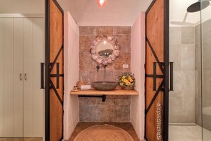 Een douche, een haardroger, handdoeken, zeep