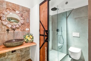 Honeymoon Apartment, Multiple Bedrooms (Boutique Apartment Bucanieri Luxury) | Bilik Mandi | Pancuran mandi, pengering rambut, tuala disediakan, sabun 