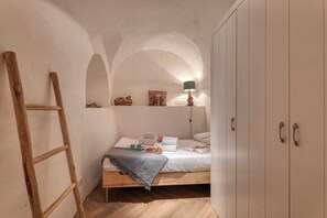 1 bedroom, bed sheets - Boutique Apartment Bucanieri Luxury Room (Ventimiglia)