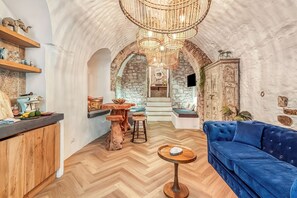 Honeymoon Apartment, Multiple Bedrooms (Boutique Apartment Bucanieri Luxury) | Ruang tamu | 21 inci sebuah televisyen pintar dengan kabel 
