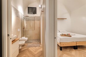 Douche, serviettes fournies, savon, shampoing