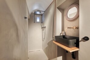 Häämatkahuoneisto, useita makuuhuoneita (Boutique Apartment Casa Del Nobile) | Kylpyhuone | Suihku, pyyhkeet, saippua, sampoo