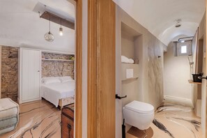 Lejlighed til brudepar - flere soveværelser (Boutique Apartment Casa Del Nobile) | Badeværelse | Bruser, håndklæder, Sæbe, Shampoo