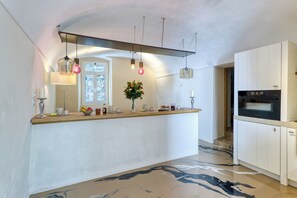 Fridge, oven, stovetop, cookware/dishes/utensils - Boutique Apartment Casa Del Nobile (Ventimiglia)