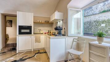 Kühlschrank, Ofen, Herdplatte, Kochgeschirr/Geschirr/Besteck