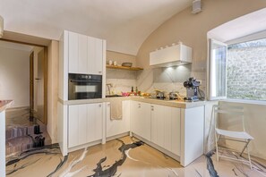 Fridge, oven, stovetop, cookware/dishes/utensils - Boutique Apartment Casa Del Nobile (Ventimiglia)