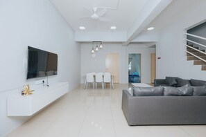 Living area - 3-bedroom house in lovely Ranau with WiFi, AC. Start your adventure lot 15 (Ranau)