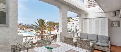 تناول الطعام بالخارج