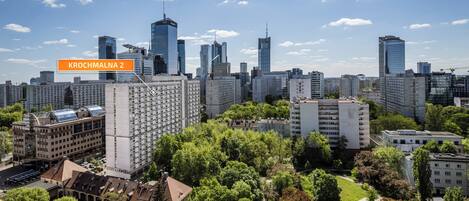 Un paisaje urbano con una mezcla de edificios modernos y antiguos, incluyendo un rascacielos destacado con el rótulo