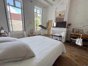 5 bedrooms, desk, iron/ironing board, travel crib