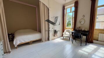 5 chambres, bureau, fer et planche Ă repasser, lit parapluie