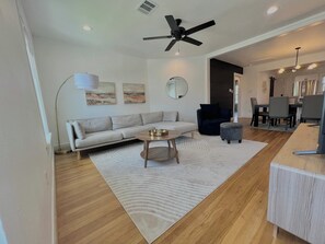 Smart-tv en een computerscherm