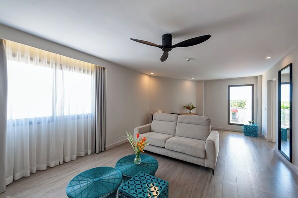 Suite, balcón, vista al océano | Área de sala de estar | Televisión de pantalla plana de 40 pulgadas con canales vía satélite 