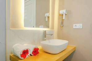 Superior Double or Twin Room, Balcony | Bathroom