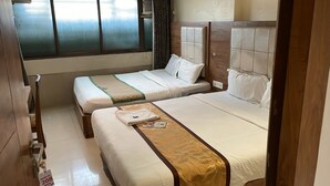 Kamar Quadruple | Meja kerja, ruang kerja ramah laptop, dan Wi-Fi gratis