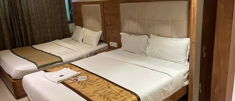 Quadruple Room | Desk, laptop workspace, free WiFi