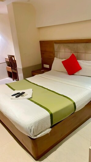 Desk, laptop workspace, free WiFi - Hotel RR Inn (Mumbai)
