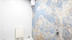 Kamar Double | Kamar mandi | Shower, handuk, sabun, dan sampo