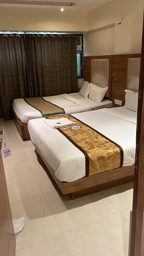 Desk, laptop workspace, free WiFi - Hotel RR Inn (Mumbai)