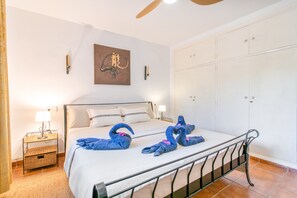 4 bedrooms, iron/ironing board, free WiFi, bed sheets