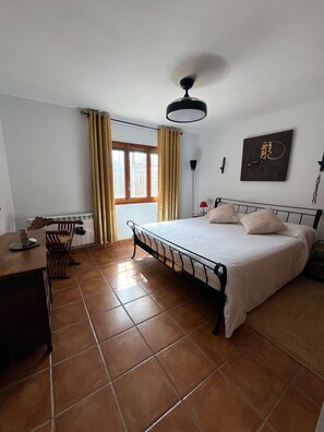 4 室のベッドルーム、アイロン / アイロン台、WiFi (無料)、ベッドシーツ