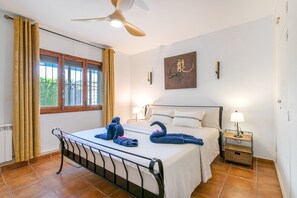 4 bedrooms, iron/ironing board, free WiFi, bed sheets - Holiday Home 'Beniarbeig' with Mountain View, Wi-Fi and Air Conditioning (El Campello)