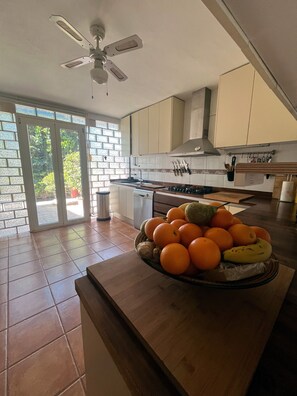 Kjøleskap, mikrobølgeovn, ovn og kokeplater