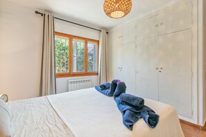 4 bedrooms, iron/ironing board, WiFi (free), bed sheets