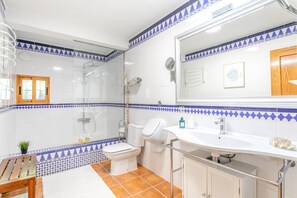 Shower, hair dryer, towels - Holiday Home 'Beniarbeig' with Mountain View, Wi-Fi and Air Conditioning (El Campello)